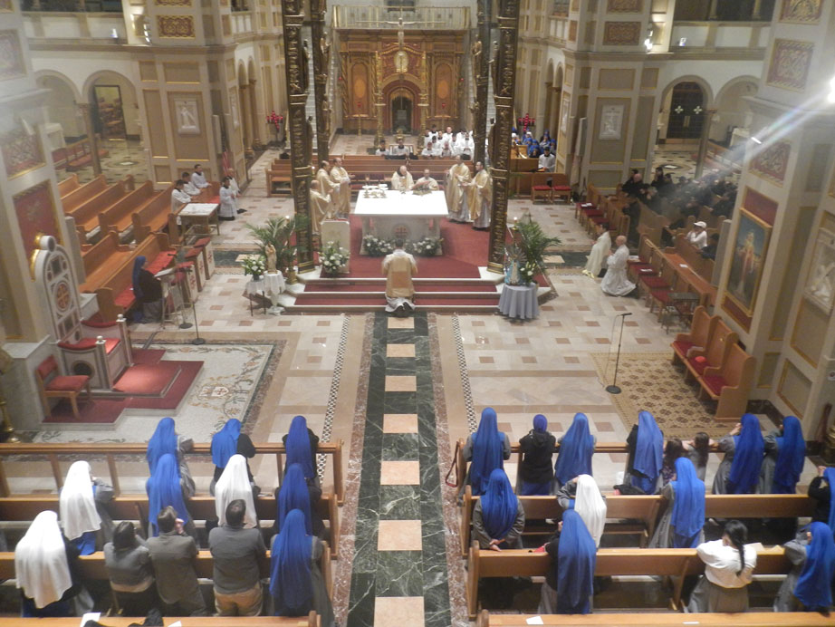 Religious-Family-of-the-Incarnate-Word-gathered-at-the-altar