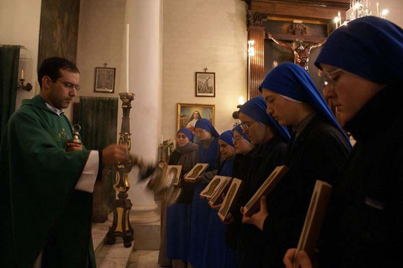 Final mass and blessing of the icons.