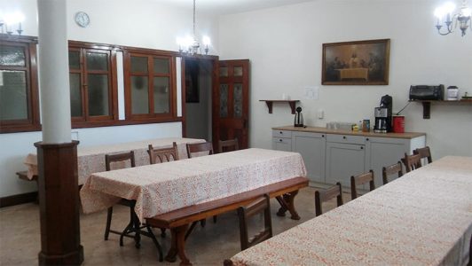 retreathouse-diningroom